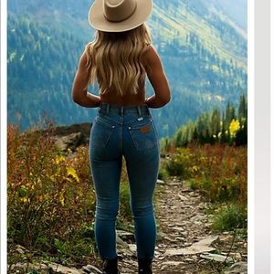 NEVER WORN Wrangler skinny jean